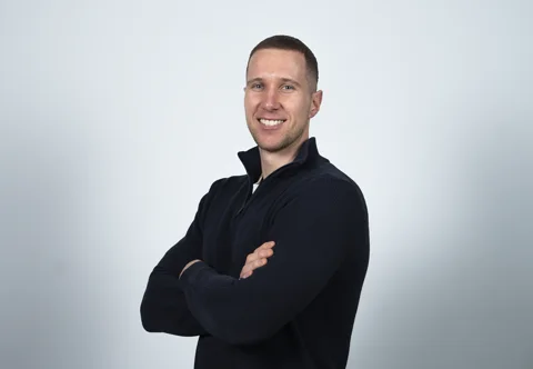 Henrik Hülseberg mit verschränkten Armen